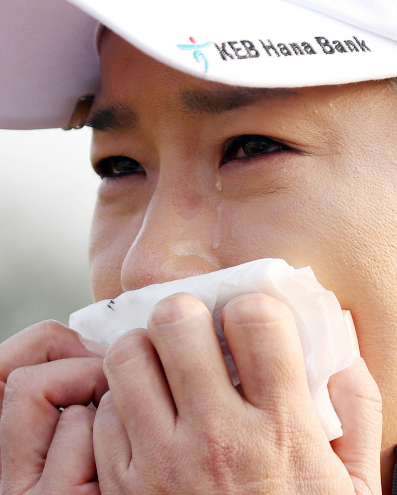박세리가 10월13일 인천스카이72 골프클럽 오션코스에서 열린 2016 미국여자프로골프(LPGA) 케이이비(KEB)하나은행챔피언십 1라운드를 마치고 열린 은퇴식에서 동료들의 격려메시지가 담긴 영상을 보며 눈물을 흘리고 있다. 연합뉴스