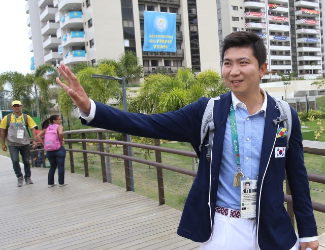 유승민이 2016 리우올림픽 당시 선수촌에서 국제올림픽위원회(IOC) 선수위원 선거운동을 하고 있는 모습. 올림픽사진공동취재단