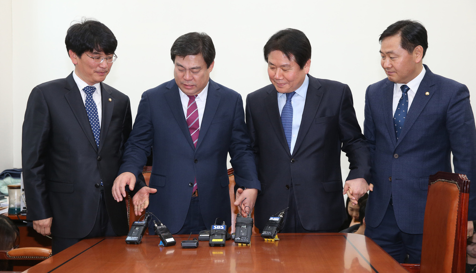 여야 원내교섭단체 4당 원내수석부대표가 28일 오전 국회 더불어민주당수석부대표실에서 처음으로 만나 손을 맞잡고 있다. 왼쪽부터 박완주(더불어민주당), 김선동(새누리당), 정양석(개혁보수신당), 김관영(국민의당) 원내수석부대표. 강창광 기자 chang@hani.co.kr