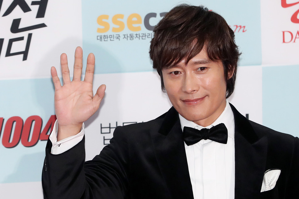 배우 이병헌이 27일 오후 서울 광진구 세종대학교 컨벤션센터에서 열린 제53회 대종상 영화제 레드카펫에서 포즈를 취하고 있다. 연합뉴스