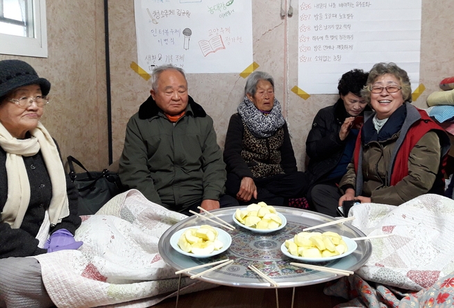 송전탑 건설 반대투쟁을 벌였던 밀양 평밭마을 주민들은 마을 어귀에 사랑방을 마련해 서로를 위로하며 투쟁을 이어가고 있다.