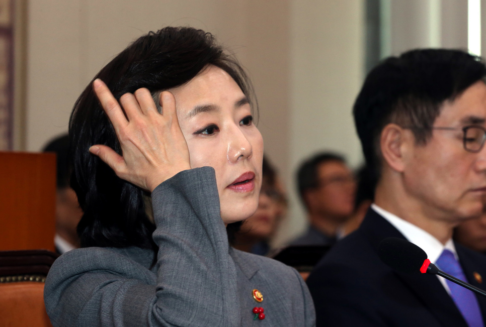 조윤선 문화체육관광부 장관이 28일 오후 국회에서 열린 교육문화체육관광위원회 전체회의에서 문화계 블랙리스트에 관한 의원들의 질의 도중 머리를 만지고 있다. 강창광 기자 chang@hani.co.kr