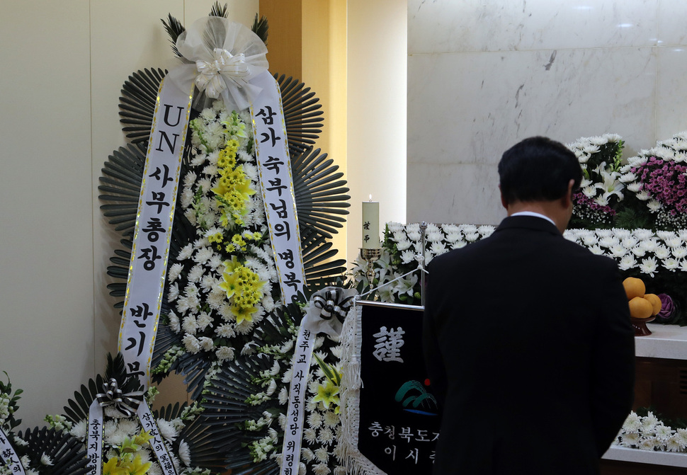 29일 서울의 한 병원 장례식장에 귀국 후 정치행보와 관련해 주목을 받고 있는 반기문 유엔사무총장의 근조화환이 놓여있다. 연합뉴스