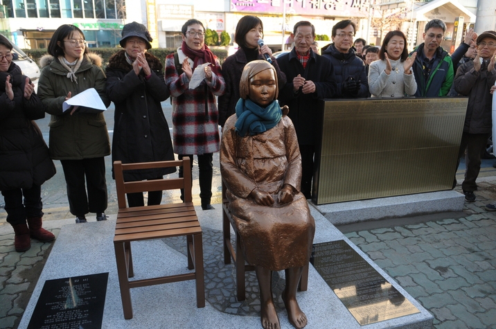 30일 부산 동구 초량동에 있는 일본영사관 앞 인도에 세워진 ‘평화의 소녀상’.  사진 <민중의 소리> 제공