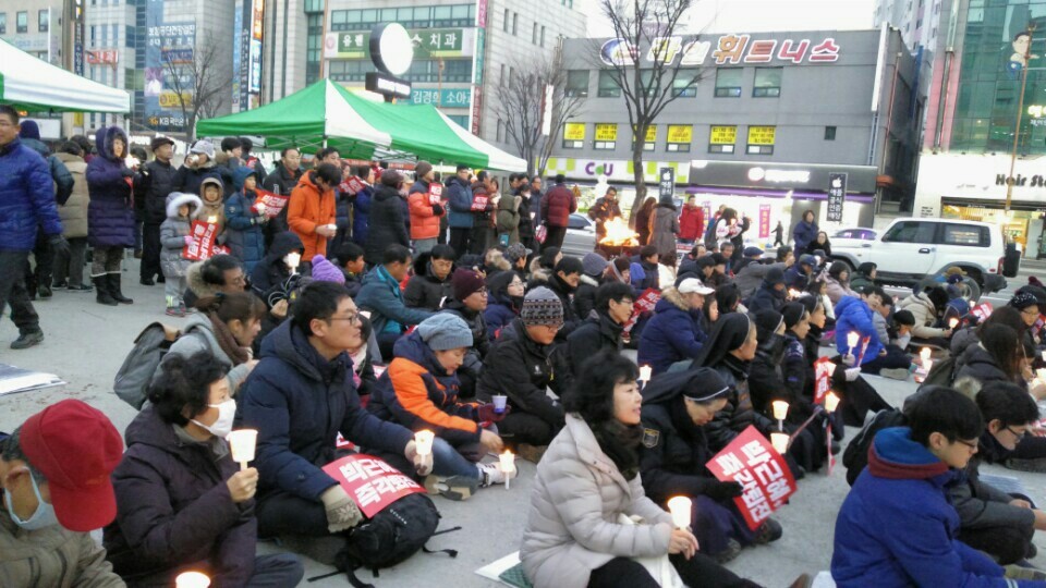 박근혜 퇴진과 김진태 사퇴를 요구하는 촛불집회가 31일 김진태 의원 사무실 앞에서 열렸다.
