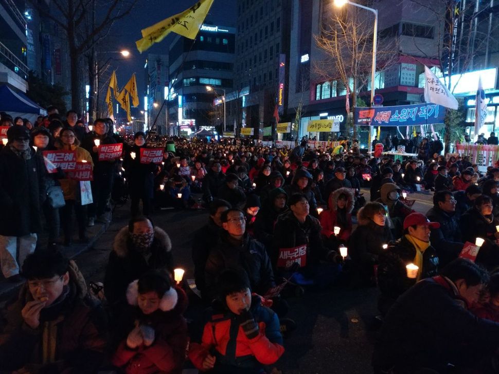 박근혜 퇴진 7차 대전시국대회에 참가한 시민들이 `박근혜 즉각 퇴진과 조기 탄핵을 요구하고 있다. 박근혜퇴진 대전운동본부 제공