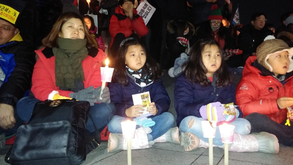 31일 열린 전북도민 총궐기 촛불집회에서 아이들과 어머니가 참석했다.