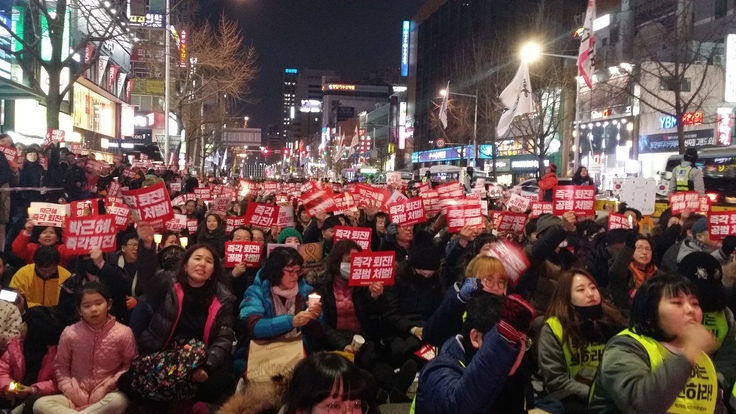 31일 부산 부산진구 서면 중앙대로에서 열린 ‘박근혜 퇴진 9차 부산시국대회’에서 시민들이 박근혜 정권 퇴진을 외치고 있다.