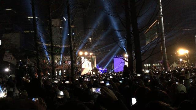 1일 0시, 서울시 종로구 보신각에서 ‘제야의 종’이 울리는 순간 시민들이 일제히 카메라를 들고 촬영을 하고 있다. 허승 기자