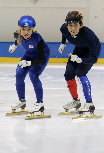 스피스스케이팅 매스 스타트 최강자인 김보름(왼쪽)과 이승훈이 12월19일 오후 서울 송파구 한국체대 빙상장에서 훈련을 마친 뒤 포즈를 잡고 있다. 김정효 기자 hyopd@hani.co.kr