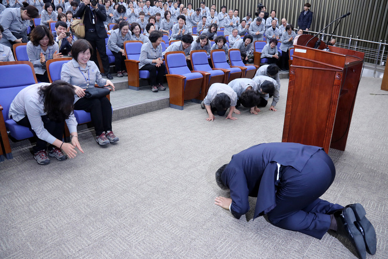 우윤근 국회 사무총장이 2일 오전 국회에서 열린 국회 청소노동자 직접고용 기념 신년행사에서 ”앞으로 잘 모시겠다”며 큰절을 하고 있다. 연합뉴스