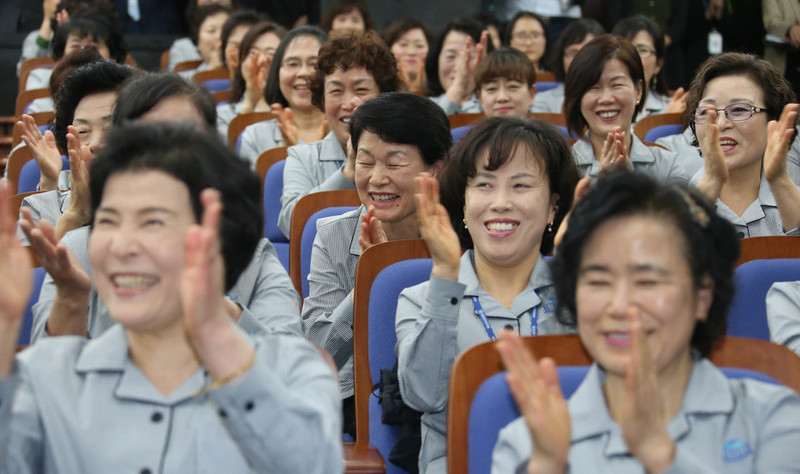 새해 들어 국회 직접고용으로 고용 형태가 바뀐 국회 환경미화 노동자들이 2일 오전 국회에서 열린 기념행사에서 정세균 의장이 축하인사를 건네는 동안 박수를 치며 밝게 웃고 있다. 이정우 선임기자 woo@hani.co.kr