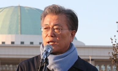 문재인의 운명, ‘2012 박근혜’일까 ‘2002 이회창’일까