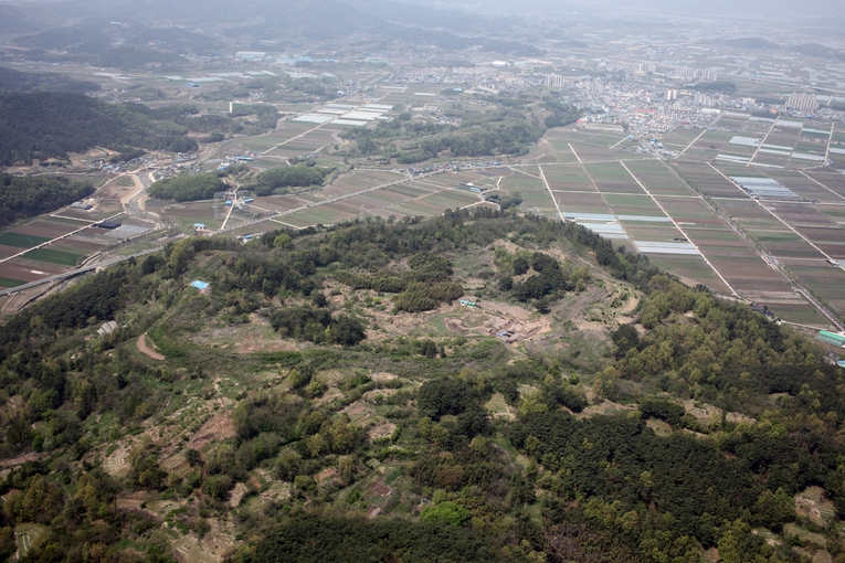경남 함안 성산산성터 전경. 가야 신라시대 지방 통치 거점으로 90년대 이래 국립문화재연구소의 발굴조사가 17차까지 계속 이어져왔다. 국내 최대의 고대 목간(나무쪽 문서) 출토지로 유명하다. 사진 국립가야문화재연구소 제공
