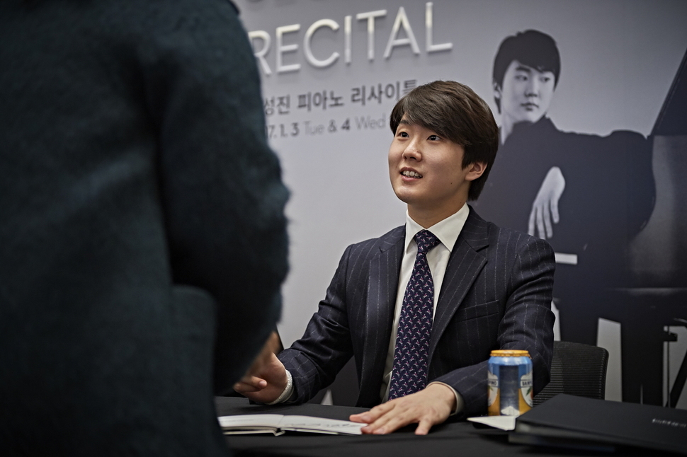피아니스트 조성진이 지난 3일 서울 롯데콘서트홀에서 독주회를 마친 뒤 팬들에게 사인을 해주고 있다. 롯데콘서트홀 제공