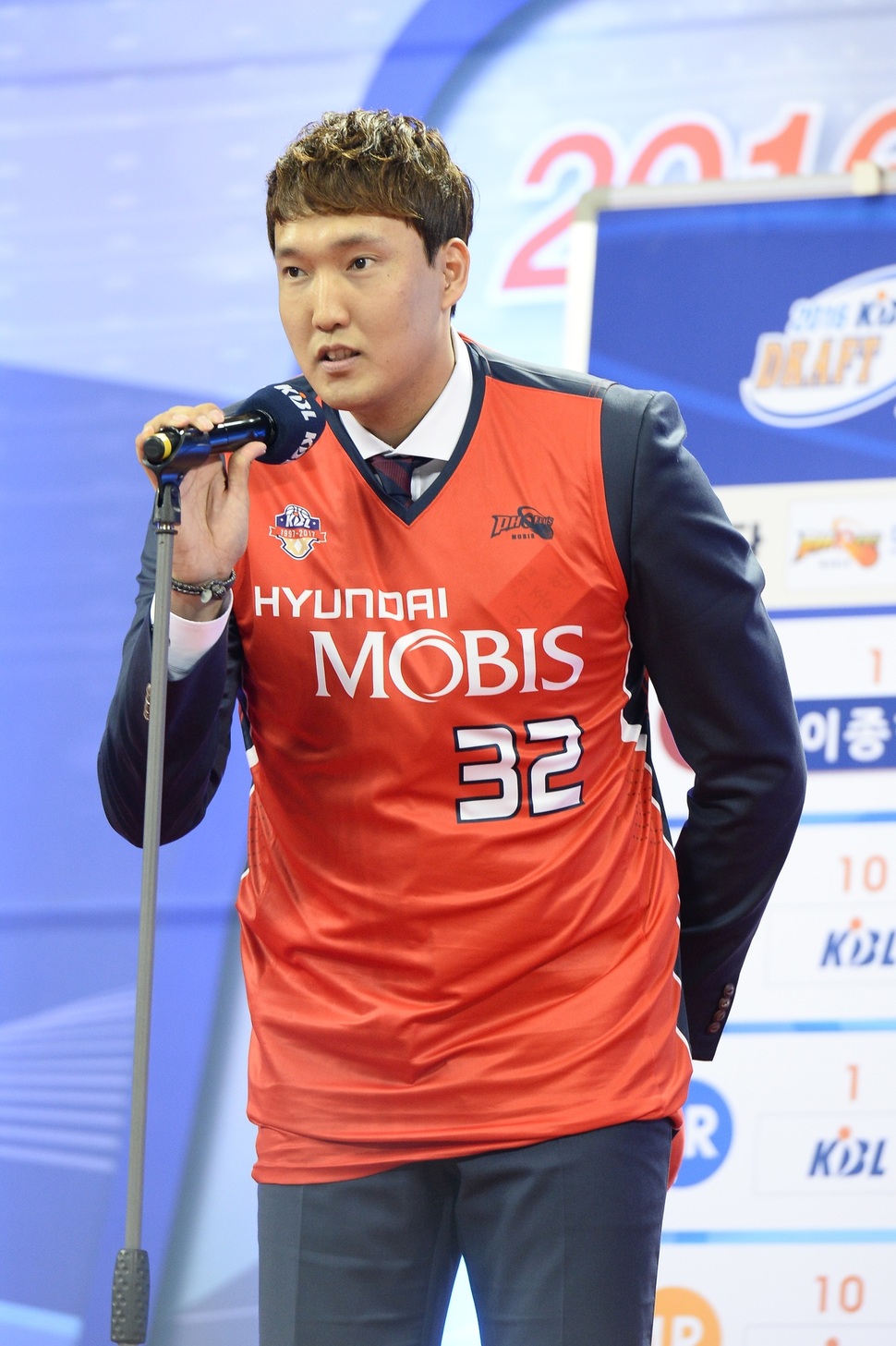 이종현이 지난해 10월 프로농구 드래프트 1위로 모비스에 지명된 뒤 소감을 말하고 있다. 한국프로농구연맹(KBL) 제공