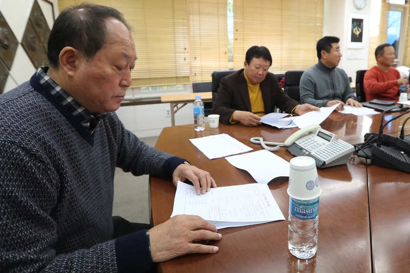 김인식 세계야구클래식(WBC) 대표팀 감독이 4일 오전 서울 강남구 도곡동 한국야구회관에서 열린 기술위원회에서 자료를 살펴보고 있다. 연합뉴스