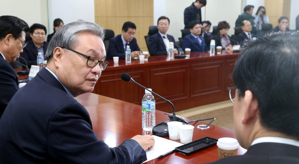 인명진 새누리당 비상대책위원장이 1월3일 오후 국회 의원회관에서 열린 초선의원과의 간담회에서 정우택 원내대표와 이야기하고 있다.  이정우 선임기자 woo@hani.co.kr