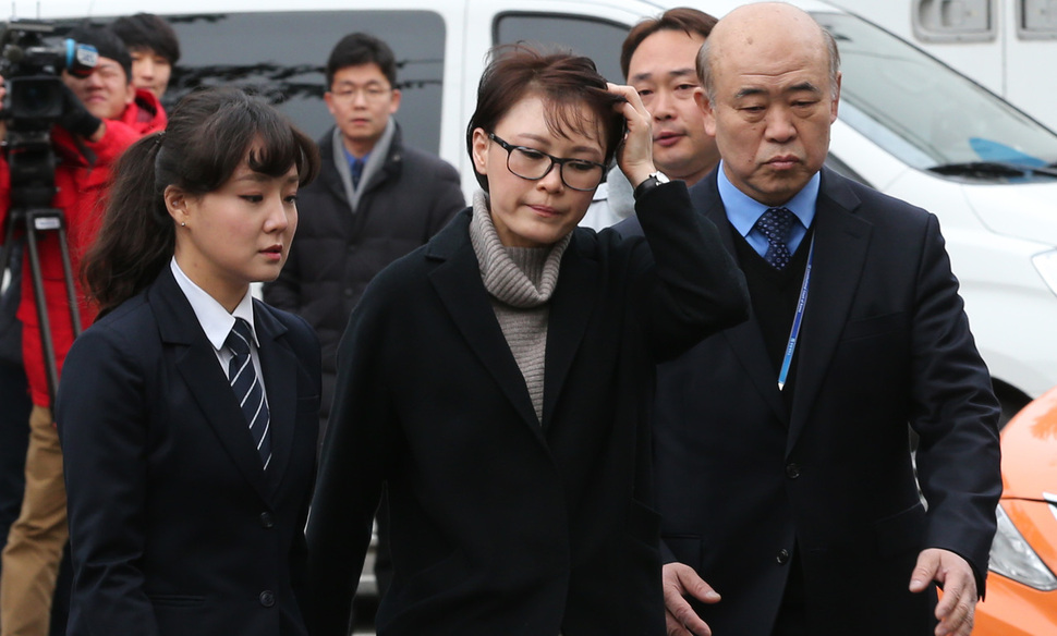 윤전추 청와대 행정관이 5일 오후 서울 재동 헌법재판소에서 열린 박근혜 대통령 탄핵심판 2차 변론에 증인으로 출석하고 있다. 김정효 기자 hyopd@hani.co.kr