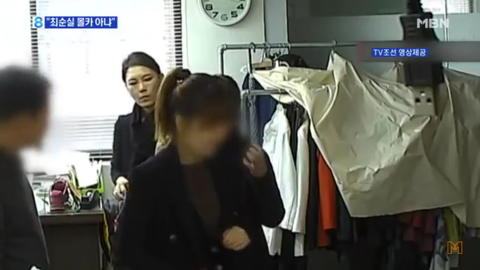 최순실이 운영한 박근혜 대통령 의상실 시시티브이(CCTV)에 찍힌 윤전추 청와대 행정관. 방송 갈무리