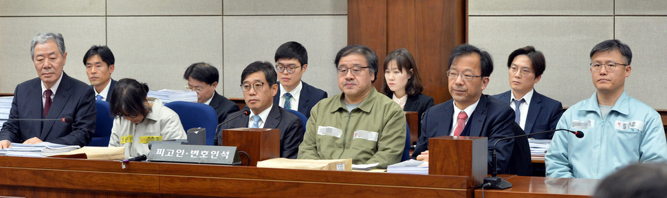 ‘국정농단’ 사태의 주범인 최순실씨(앞줄 왼쪽 둘째), 안종범 전 청와대 정책조정수석(앞줄 왼쪽 넷째), 정호성 전 대통령비서실 부속비서관(앞줄 맨 오른쪽)이 5일 오후 서울 서초동 서울중앙지법에서 열린 첫 공판 기일에 피고인 신분으로 출석해 공판 시작을 기다리고 있다. 국정농단 사태와 관련해 이날 처음으로 세 사람이 한자리에 섰다. 사진공동취재단