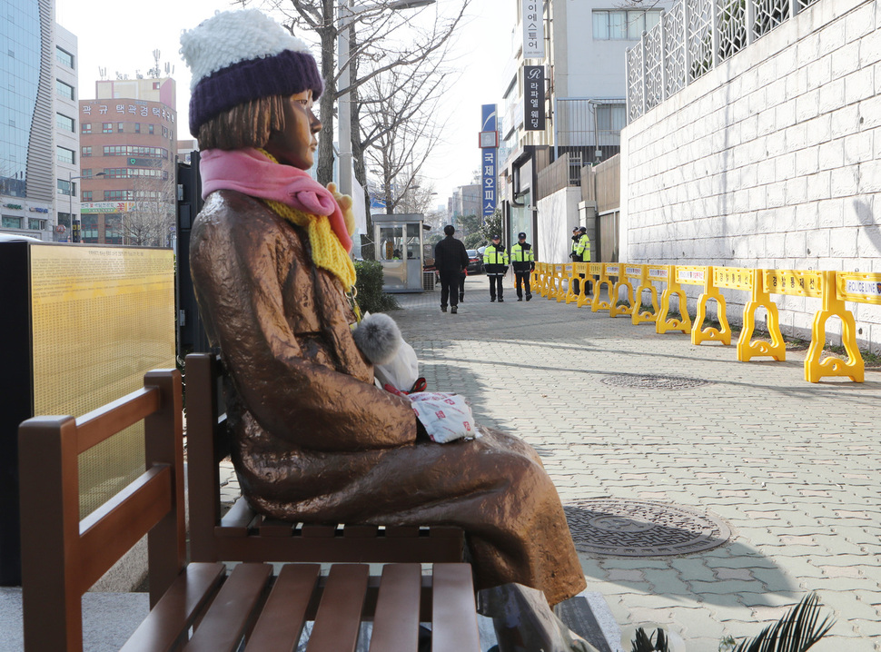 2일 부산 동구 초량동 일본영사관 담장 앞에 소녀상이 세워져 있다. 오른쪽 30여ｍ 뒤에 일본영사관 후문이 보인다. 부산/연합뉴스