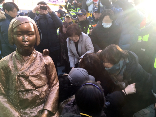 지난달 28일 오후 부산 동구 초량동 일본영사관 앞에 ‘평화의 소녀상’을 설치한 뒤 철거를 막으려고 연좌농성을 벌이는 ‘미래세대가 세우는 평화의 소녀상 추진위원회’ 소속 시민들을 관할 지자체인 동구청 직원 등이 끌어내고 있다. 부산/연합뉴스