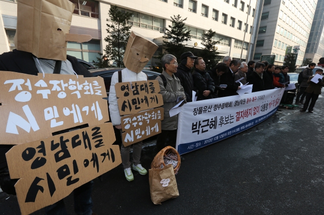 정수장학회 공대위 회원과 영남대 정상화 대책위, 전국언론노조 집행부가 2012년 12월 12일 오전 서울 여의도 새누리당사 앞에서 박근혜 후보의 적극적 해결의지 표명을 요구하는 기자회견을 열고 있다.류우종 기자 wjryu@hani.co.kr