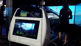 도요타가, 운전자가 운전석에 앉아 화면을 보면 자동차가 감정상태를 파악하는(뒷 모니터의 녹색 그래프) 것을 시연하고 있다.