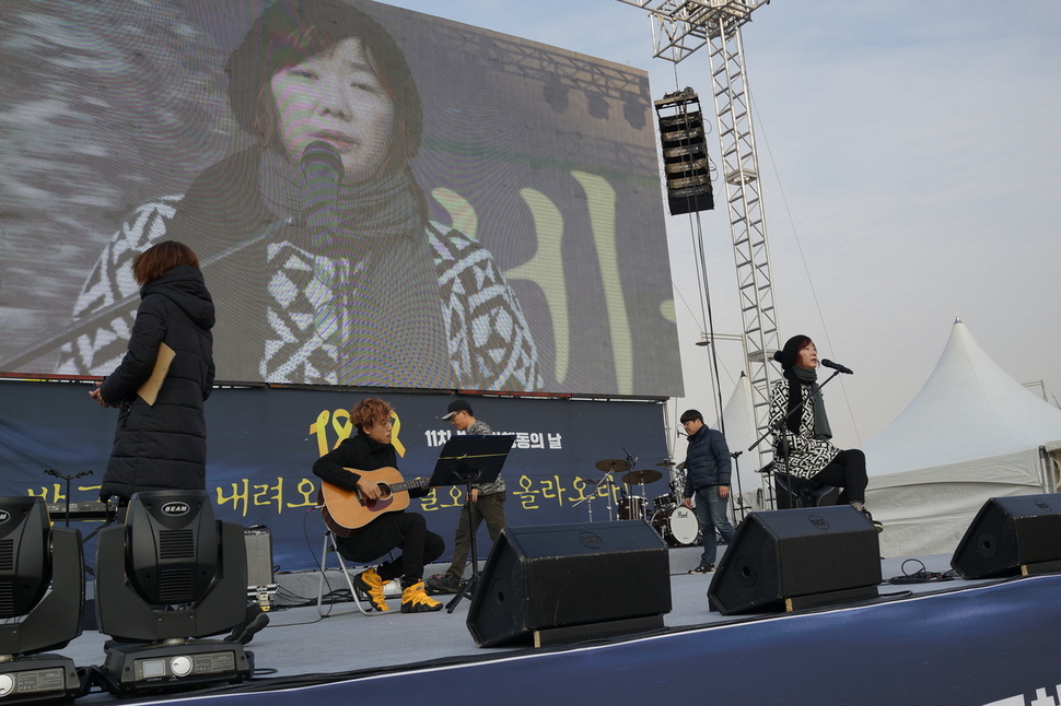 가수 이상은이 7일 촛불집회 공연을 앞두고 리허설을 하고 있다. 구둘래 기자