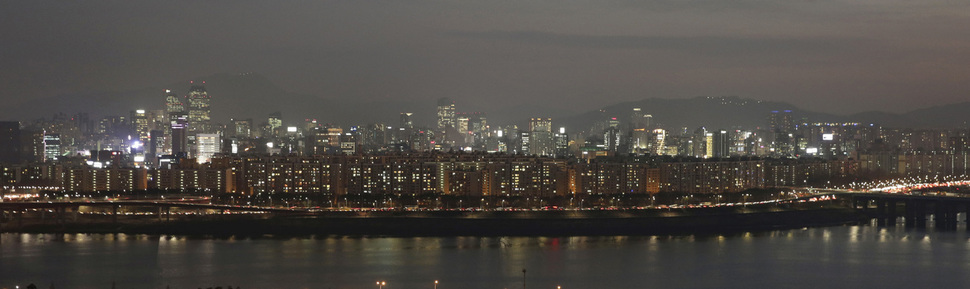 강남 개발은 부동산 버전의 재벌 육성이자 정경유착이었다. 지난 7일 한강을 따라 늘어선 서울 강남구 압구정 일대 아파트와 그 뒤로 펼쳐진 고층빌딩의 불빛들이 밤을 밝히고 있다. 김명진 기자 littleprince@hani.co.kr