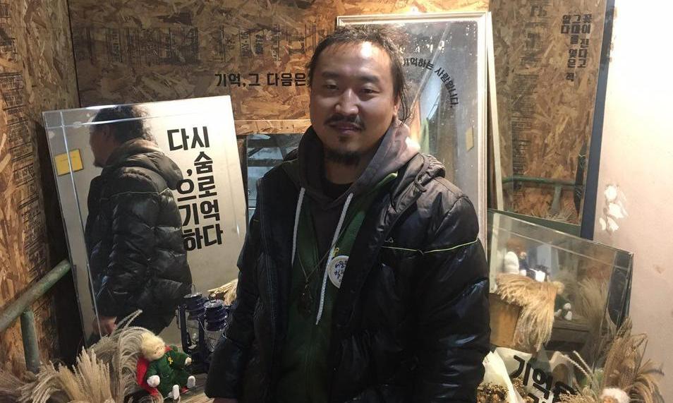 “진중하지만 무겁지 않도록 추모보다는 기억을 선택했습니다”