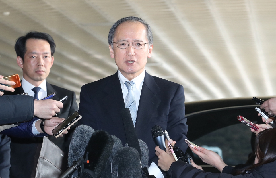 나가미네 야스마사 주한 일본대사가 9일 낮 일시귀국하기 위해 김포공항에 도착해 기자들에게 “부산 총영사관 앞 소녀상 설치는 매우 유감이다”라고 말하고 있다. 일본 외무성은 부산 일본총영사관 앞 소녀상 설치에 반발해 주한 일본대사와 부산 총영사를 일시귀국시켰다. 연합뉴스