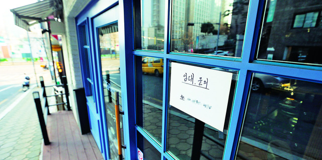9일 오후 서울 마포구의 빈 가게에 임대 안내문이 붙여있다. 김경호 선임기자 jijae@hani.co.kr