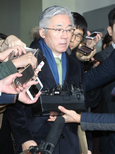 김종덕 전 문화체육관광부 장관이 참고인 조사를 받기 위해 8일 오전 대치동 최순실 국정농단 특검 건물에 들어서고 있다.  연합뉴스