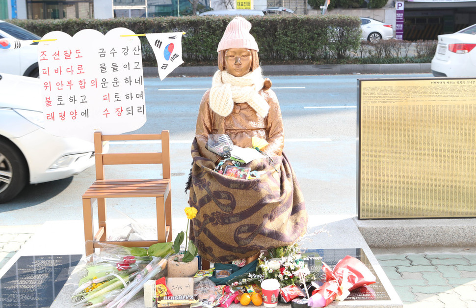 9일 부산 동구 초량동 일본영사관 앞에 있는 평화의 소녀상 주변에 시민이 두고 간 꽃다발 등이 쌓여 있다. 한일 위안부 합의를 비판하는 글과 태극기도 보인다. 부산/연합뉴스