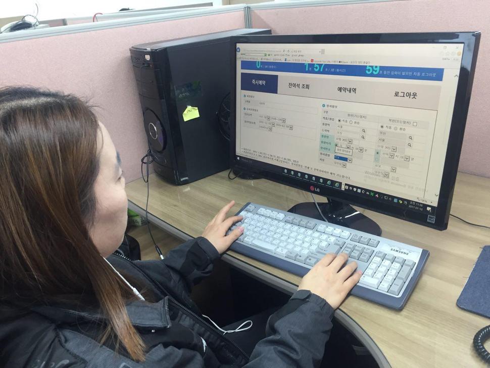 10일 오전 서울 영등포구 한국시각장애인연합회 사무실에서 직원 최정금(37)씨가 코레일 설 예매 누리집에 접속해 시각장애인 지원용 음성 프로그램을 들으며 표 예매를 시연하고 있다. 박수지 기자