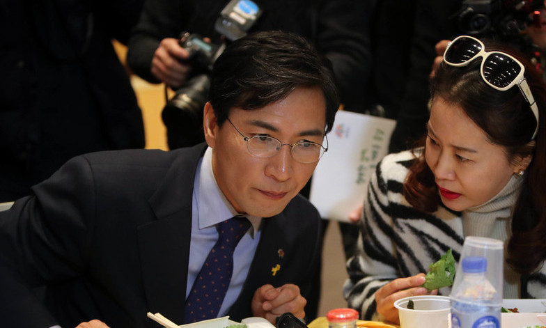 안희정, 전국 돌며 ‘뚜벅뚜벅’…친문-비문과 거리둔 독자행보