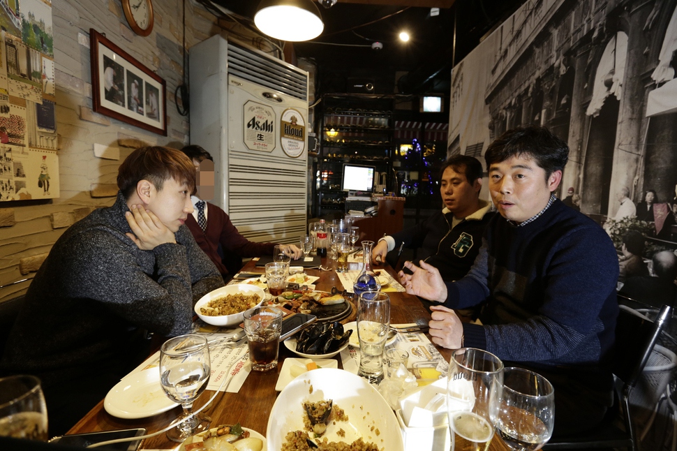 ‘대구 토박이’ 4명이 지난 5일 대구 수성동 한 맥줏집에서 박근혜-최순실 국정농단 사건 이후 대구의 정서를 말하고 있다. 이들의 토론은 5시간이나 이어져 밤 12시가 훌쩍 넘어 끝났다. 왼쪽 앞부터 시계방향으로 김기한, 이아무개, 김창규, 김승필씨. 김명진 기자 littleprince@hani.co.kr