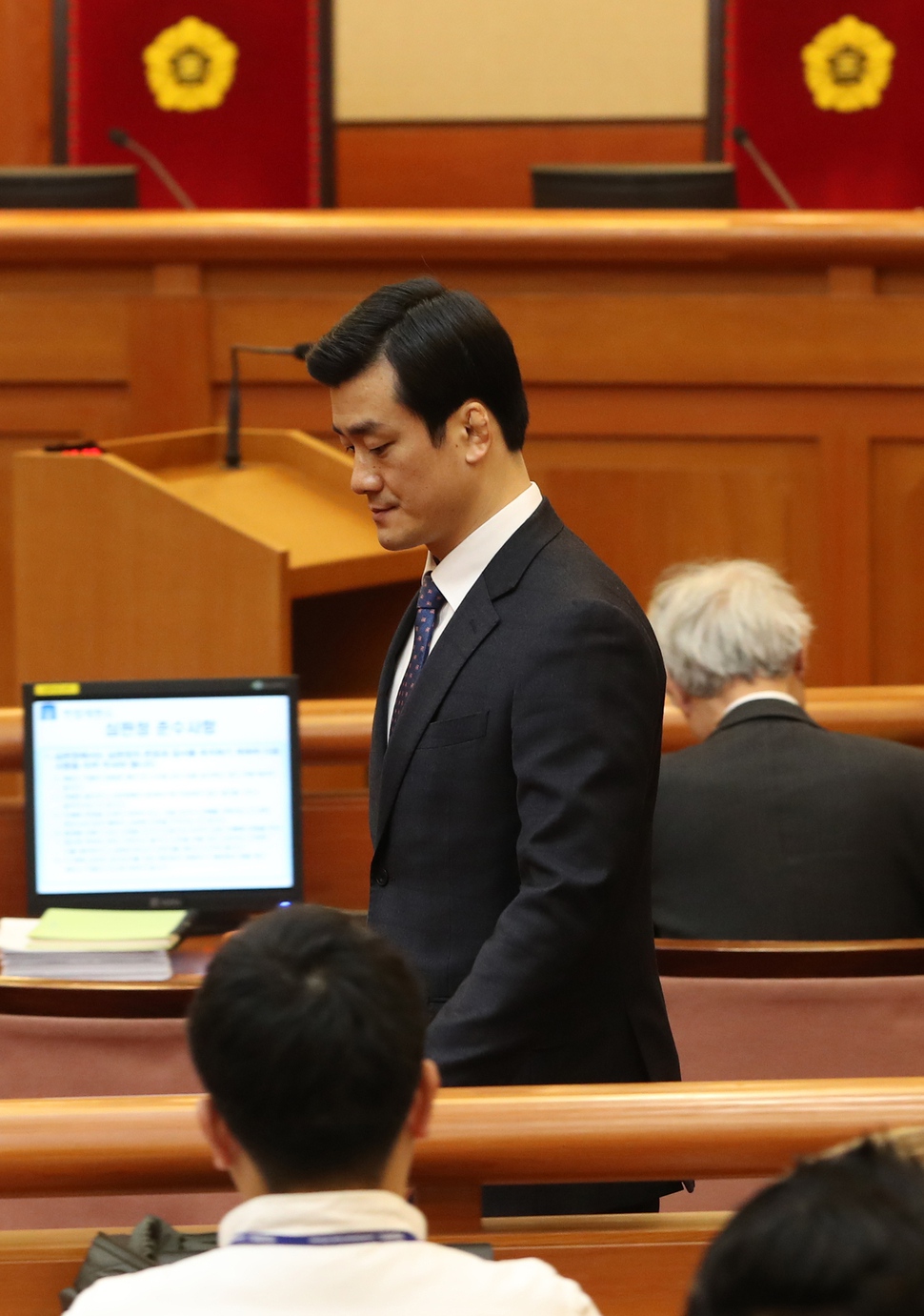 12일 오전 서울 종로구 헌법재판소 대심판정에서 탄핵심판 사건 4차 변론이 열리고 있다. 이날 변론에는 세월호 참사 당일 청와대 관저에서 박 대통령을 보좌한 것으로 알려진 이영선 청와대 행정관이 증인으로 출석했다. 공동취재사진