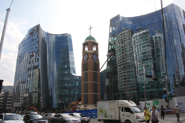 서울 서초동 서초역 사거리 대법원 맞은편에 지하 8층~지상 8층, 지하 8층~지상 14층 2개동으로 지은 사랑의교회 예배당.