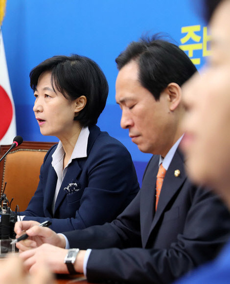 추미애 더불어민주당 대표와 우상호 원내대표가 13일 오전 국회에서 열린 최고위원회의에서 귀국한 반기문 전 유엔 사무총장의 정치행보에 대해 언급하고 있다. 연합뉴스