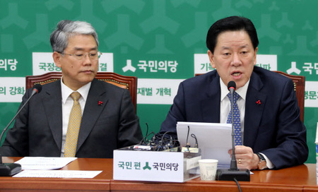 주승용 국민의당 원내대표가 13일 오전 국회에서 열린 비상대책위원-중진 국회의원 연석회의에서 발언하고 있다. 왼쪽은 김동철 국민의당 비상대책위원장. 연합뉴스