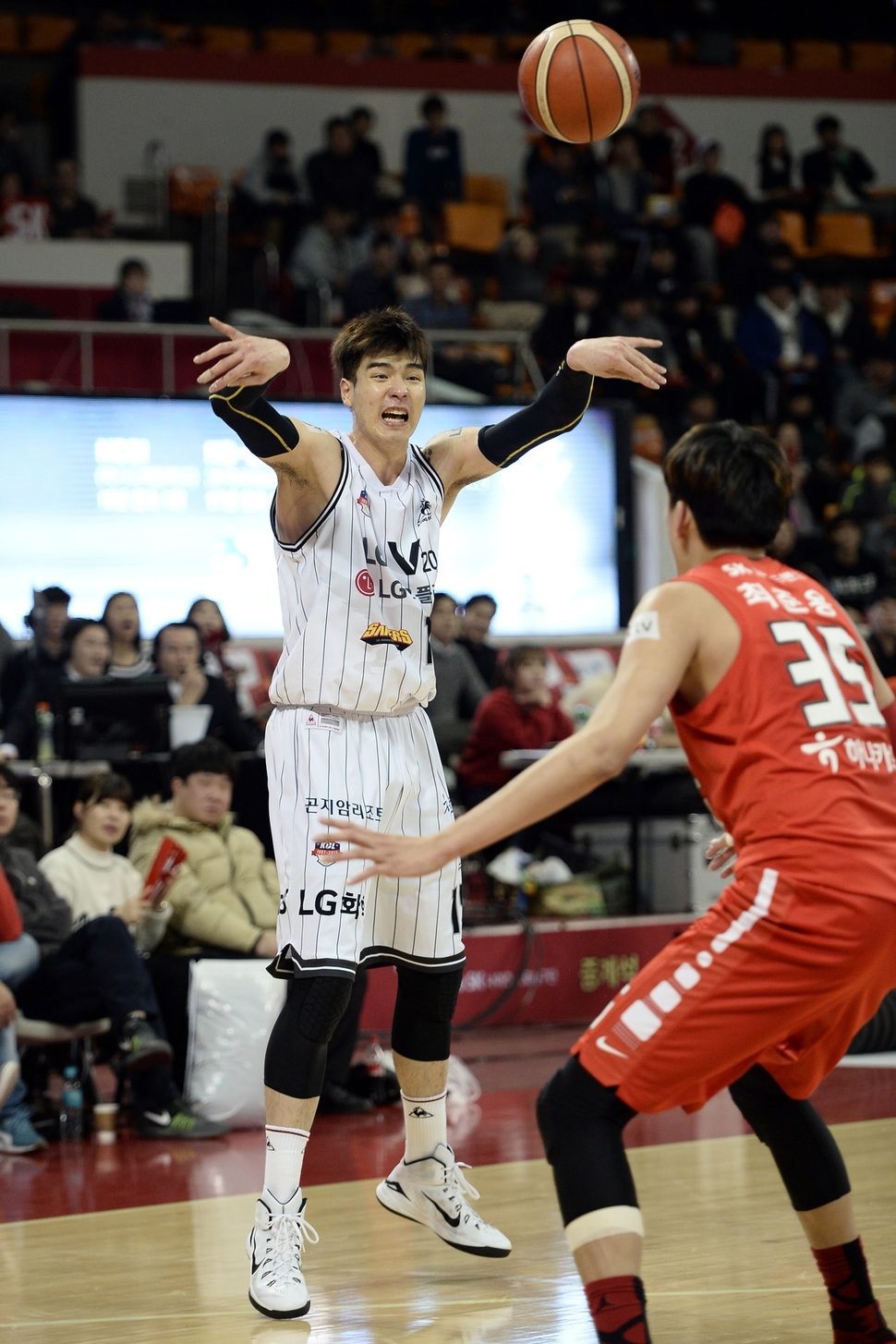 엘지의 일꾼 김종규가 13일 열린 프로농구 에스케이와 경기에서 패스하고 있다.  KBL 제공