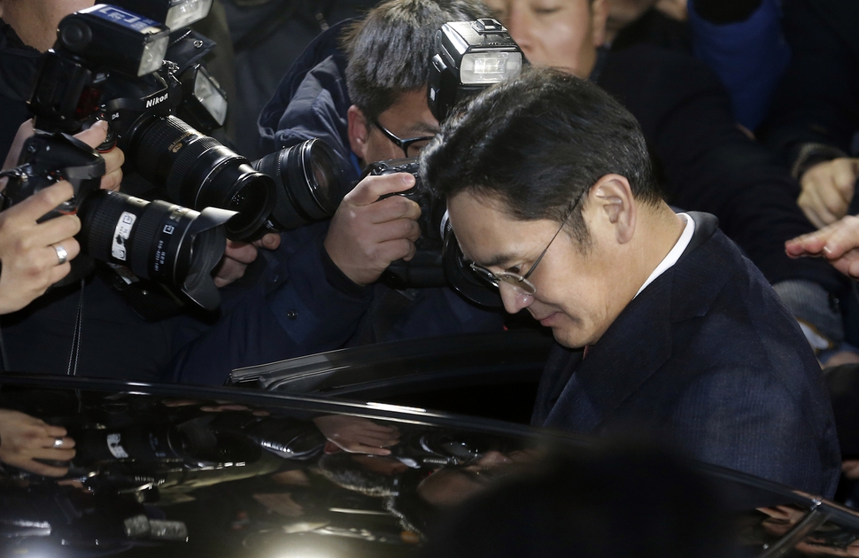 이재용 삼성전자 부회장이 13일 오전 피의자신분으로 특검 조사를 받은 뒤 서울 강남구 특검 사무실에서 차에 오르고 있다.  연합뉴스