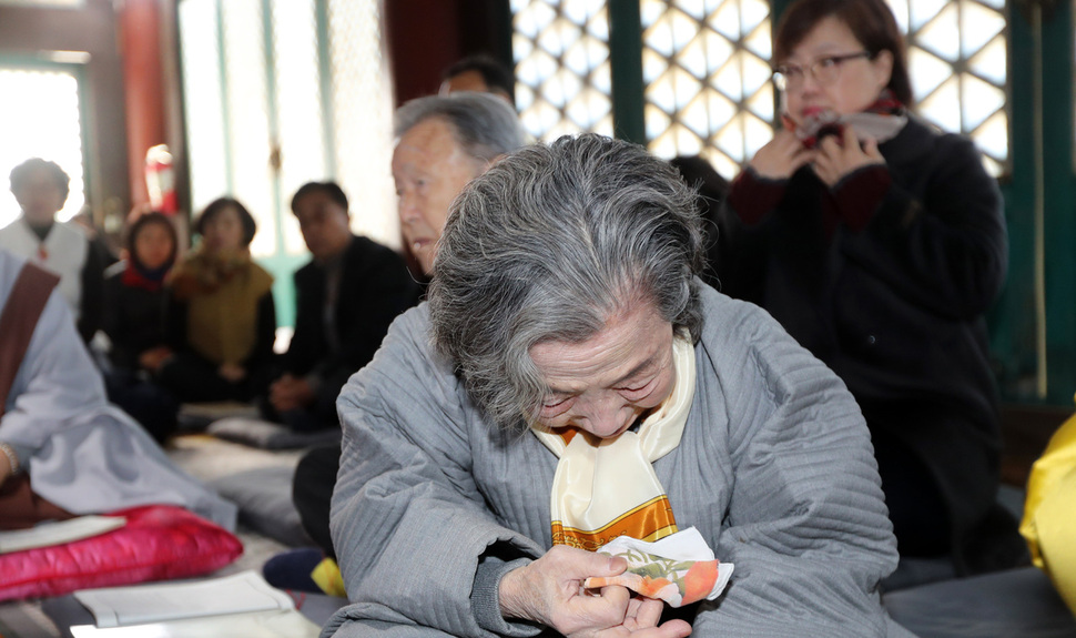 박종철 열사의 어머니 정차순씨가 13일 경남 양산 하북면 통도사 대웅전에서 열린 ‘박종철 민주열사 30주기 추모제’에서 하염없이 눈물을 흘리고 있다. 양산/연합뉴스