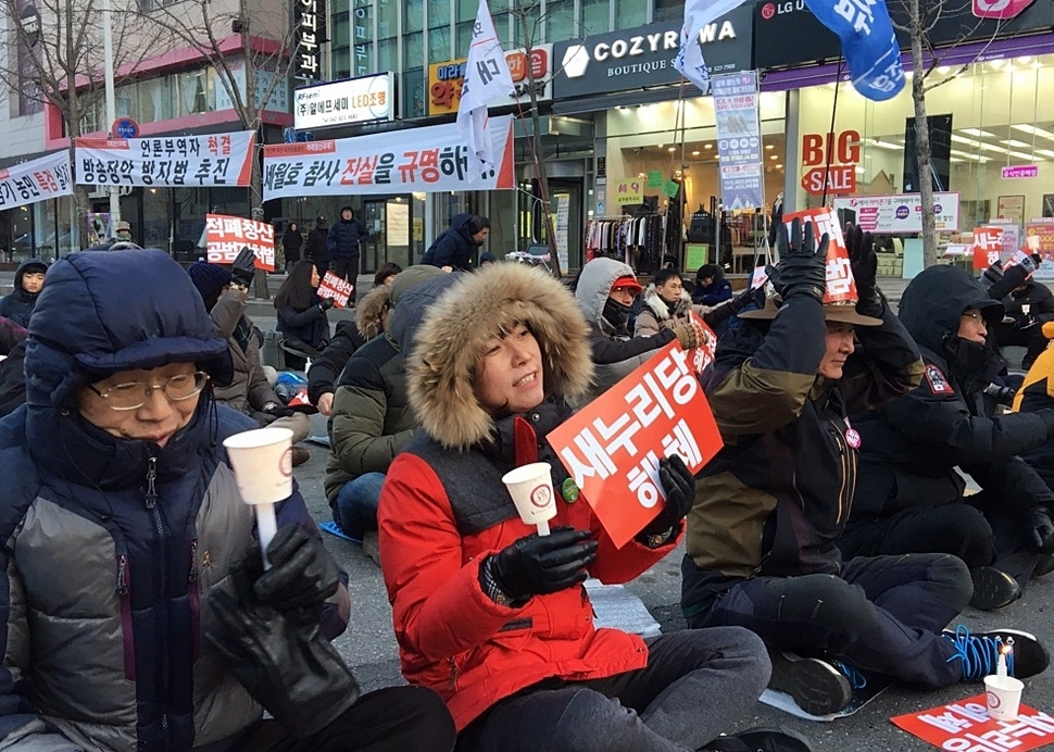 강추위가 엄습한 14일 저녁 대전 타임월드 앞에서 열린 ‘박근혜 퇴진 제9차 대전시국대회’에서 시민들이 촛불을 들고 하야가를 부르고 있다.