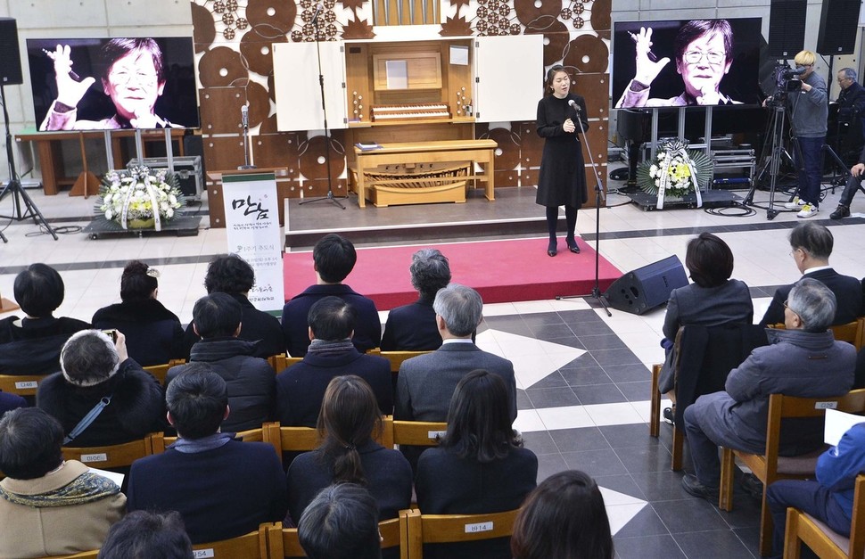 15일 오후 서울 구로구 성공회대학교 성미가엘성당에서 故 신영복 선생 1주기 추모식이 열리고 있다.