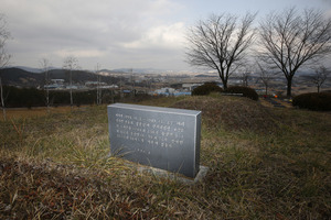 충남 서산시 인지면에 만들어진 희망공원. 일하다 숨진 개척단원들이 이곳에 묻혀 있다. 서산/이정아 기자 leej@hani.co.kr