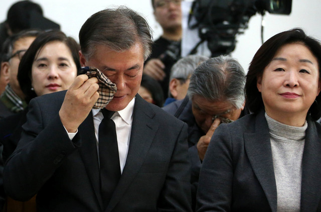 문재인 전 더불어민주당 대표가 15일 오후 고 신영복 선생 1주기를 맞아 서울 구로구 항동 성공회대 미가엘성당에서 열린 추도식에서 추모사를 한 뒤 자리로 돌아와 눈물을 닦고 있다. 앞줄 오른쪽은 심상정 정의당 대표. 이정우 선임기자 woo@hani.co.kr